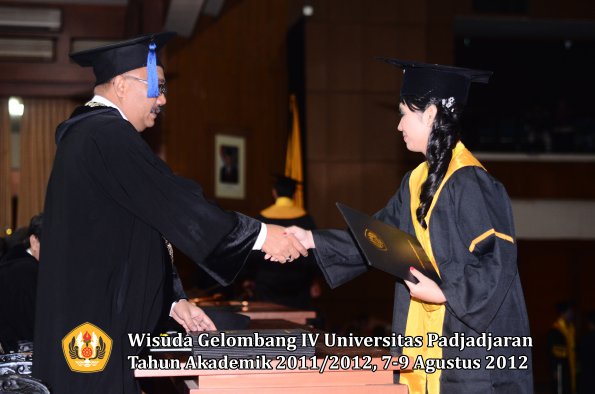 wisuda-unpad-gel-iv-2011_2012-fakultas-isip-oleh-dekan-086