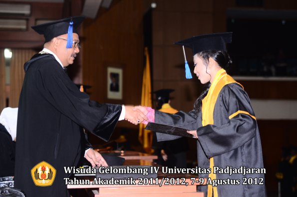 wisuda-unpad-gel-iv-2011_2012-fakultas-isip-oleh-dekan-087