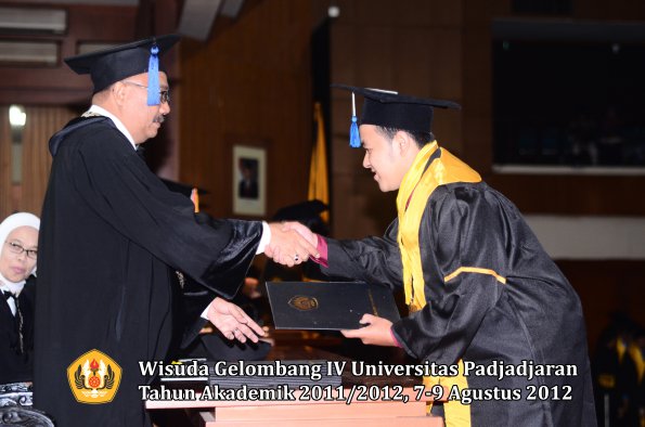 wisuda-unpad-gel-iv-2011_2012-fakultas-isip-oleh-dekan-088