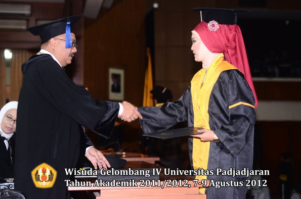 wisuda-unpad-gel-iv-2011_2012-fakultas-isip-oleh-dekan-089