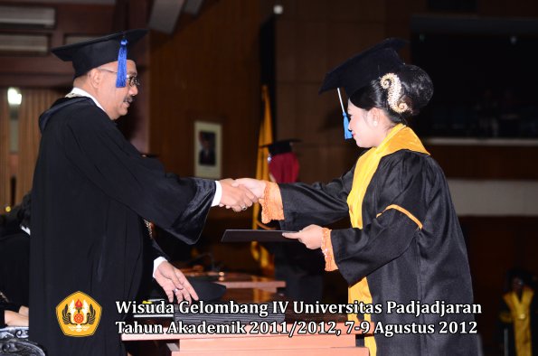 wisuda-unpad-gel-iv-2011_2012-fakultas-isip-oleh-dekan-090