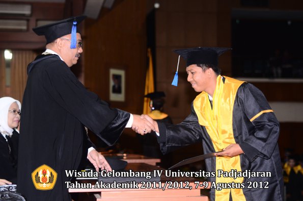 wisuda-unpad-gel-iv-2011_2012-fakultas-isip-oleh-dekan-091