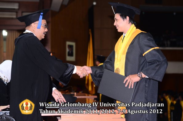 wisuda-unpad-gel-iv-2011_2012-fakultas-isip-oleh-dekan-092