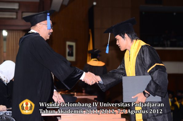 wisuda-unpad-gel-iv-2011_2012-fakultas-isip-oleh-dekan-093