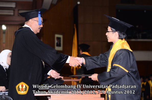 wisuda-unpad-gel-iv-2011_2012-fakultas-isip-oleh-dekan-094