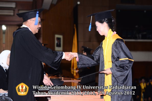 wisuda-unpad-gel-iv-2011_2012-fakultas-isip-oleh-dekan-095