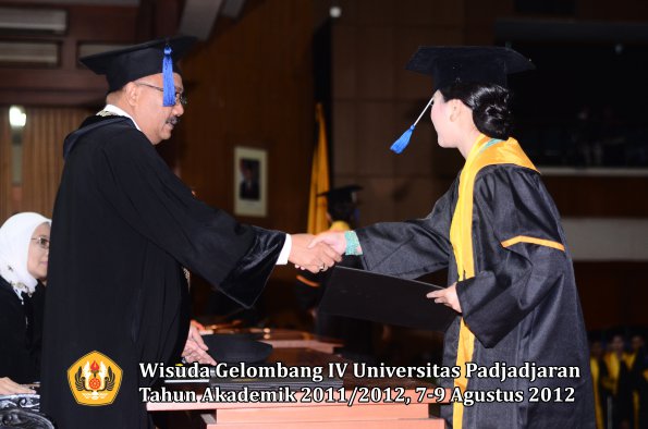 wisuda-unpad-gel-iv-2011_2012-fakultas-isip-oleh-dekan-096