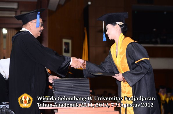 wisuda-unpad-gel-iv-2011_2012-fakultas-isip-oleh-dekan-100