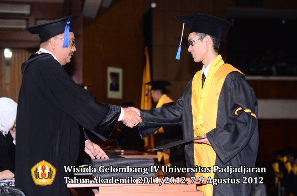 wisuda-unpad-gel-iv-2011_2012-fakultas-isip-oleh-dekan-129