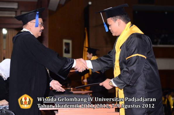 wisuda-unpad-gel-iv-2011_2012-fakultas-isip-oleh-dekan-132