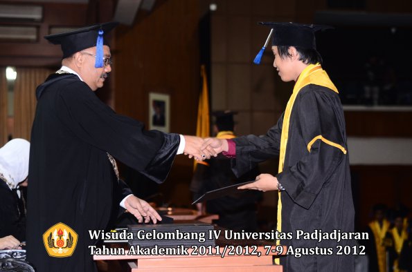 wisuda-unpad-gel-iv-2011_2012-fakultas-isip-oleh-dekan-133