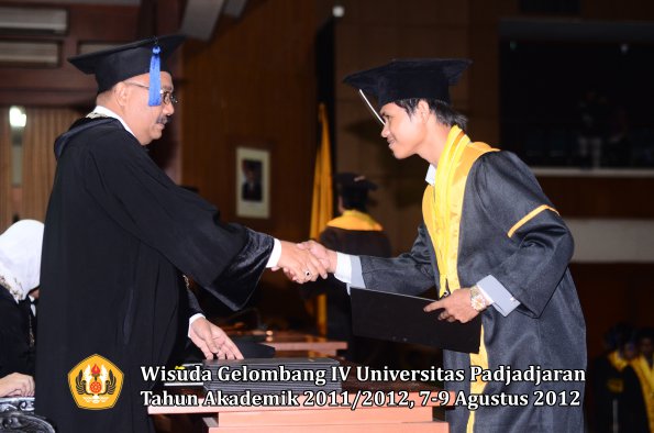 wisuda-unpad-gel-iv-2011_2012-fakultas-isip-oleh-dekan-134