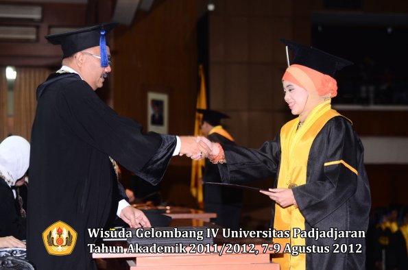 wisuda-unpad-gel-iv-2011_2012-fakultas-isip-oleh-dekan-137