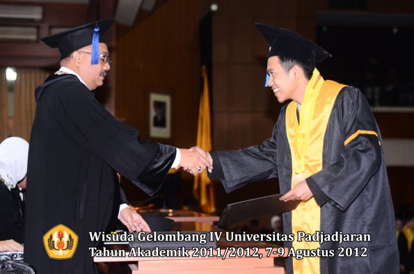 wisuda-unpad-gel-iv-2011_2012-fakultas-isip-oleh-dekan-138