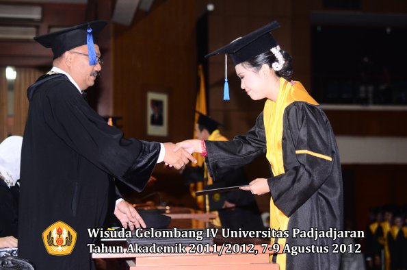 wisuda-unpad-gel-iv-2011_2012-fakultas-isip-oleh-dekan-139