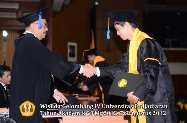 wisuda-unpad-gel-iv-2011_2012-fakultas-isip-oleh-dekan-142