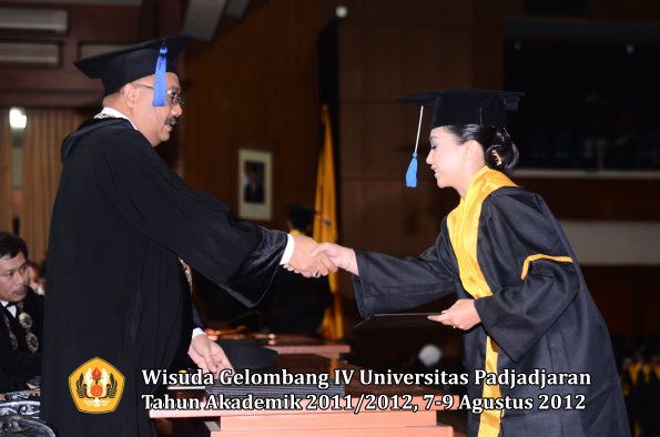 wisuda-unpad-gel-iv-2011_2012-fakultas-isip-oleh-dekan-143