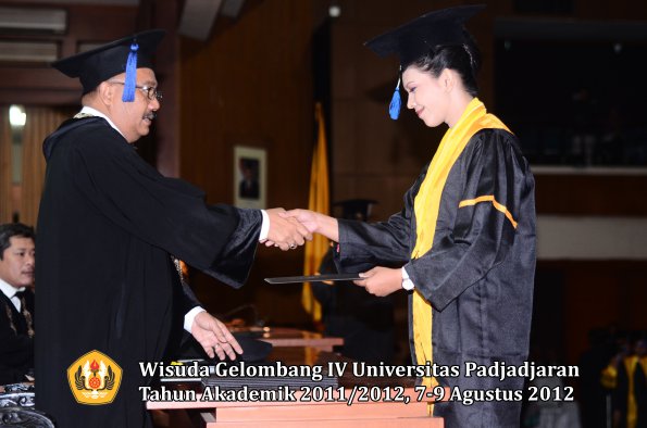 wisuda-unpad-gel-iv-2011_2012-fakultas-isip-oleh-dekan-144