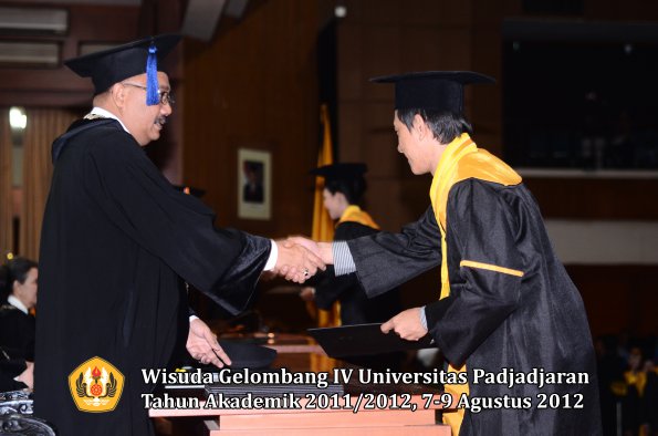 wisuda-unpad-gel-iv-2011_2012-fakultas-isip-oleh-dekan-145