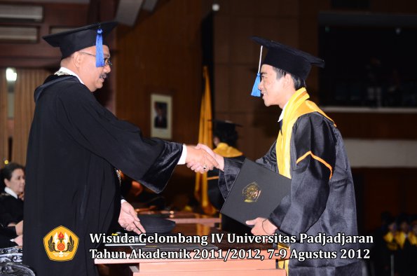 wisuda-unpad-gel-iv-2011_2012-fakultas-isip-oleh-dekan-148