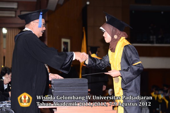 wisuda-unpad-gel-iv-2011_2012-fakultas-isip-oleh-dekan-152