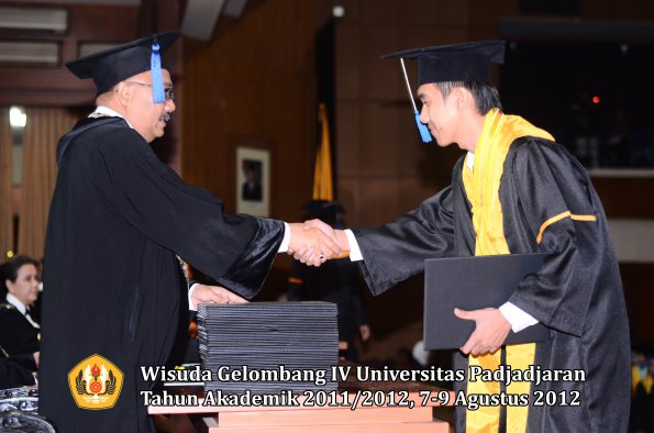 wisuda-unpad-gel-iv-2011_2012-fakultas-isip-oleh-dekan-153