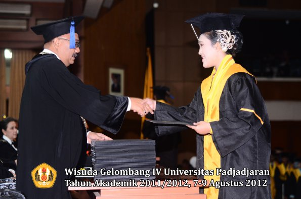 wisuda-unpad-gel-iv-2011_2012-fakultas-isip-oleh-dekan-154