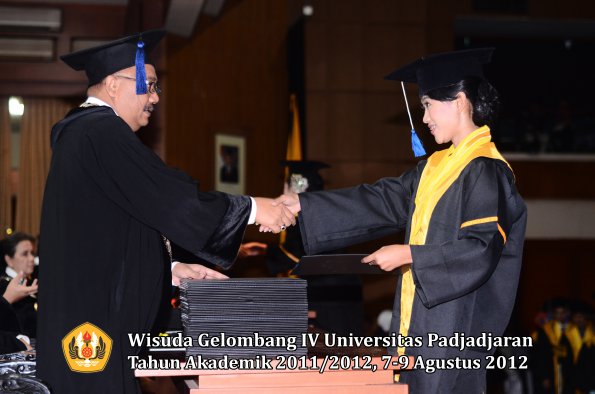 wisuda-unpad-gel-iv-2011_2012-fakultas-isip-oleh-dekan-155