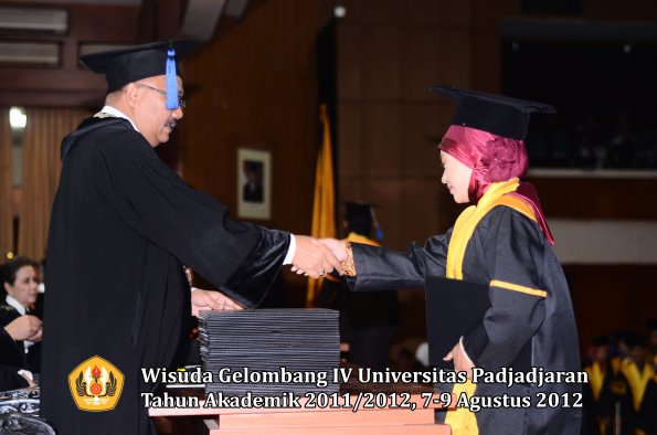 wisuda-unpad-gel-iv-2011_2012-fakultas-isip-oleh-dekan-156