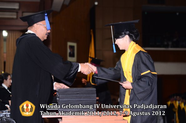 wisuda-unpad-gel-iv-2011_2012-fakultas-isip-oleh-dekan-157