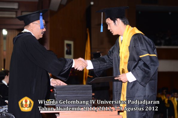 wisuda-unpad-gel-iv-2011_2012-fakultas-isip-oleh-dekan-158