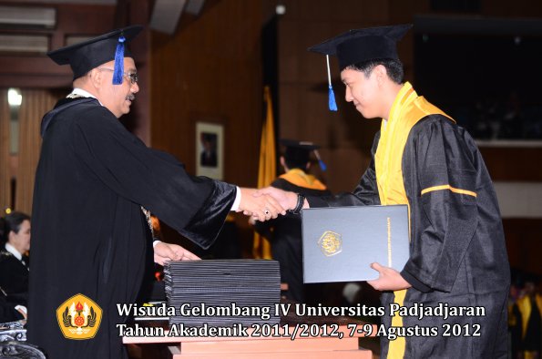 wisuda-unpad-gel-iv-2011_2012-fakultas-isip-oleh-dekan-159