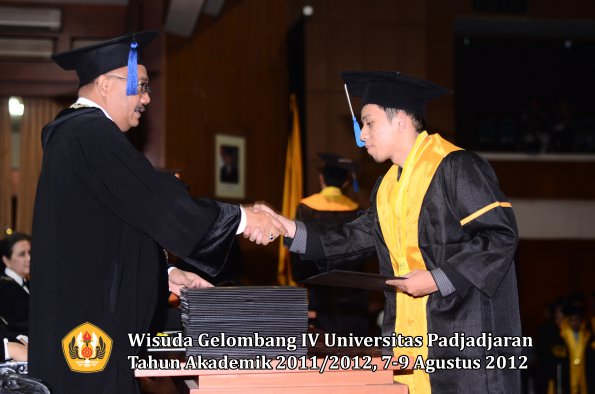 wisuda-unpad-gel-iv-2011_2012-fakultas-isip-oleh-dekan-160