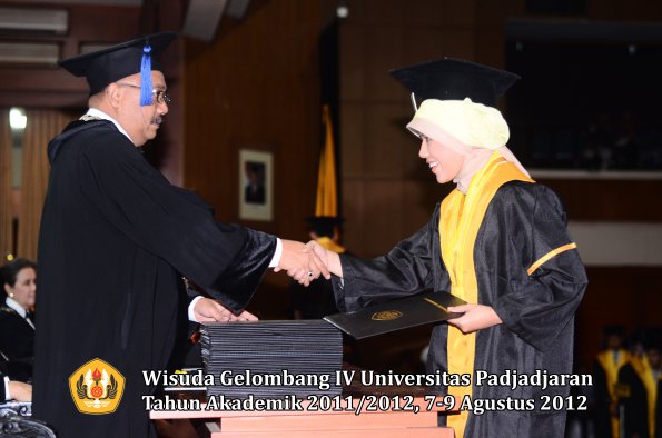 wisuda-unpad-gel-iv-2011_2012-fakultas-isip-oleh-dekan-161