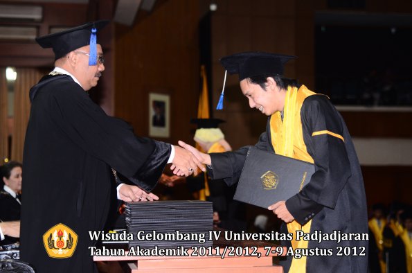 wisuda-unpad-gel-iv-2011_2012-fakultas-isip-oleh-dekan-162