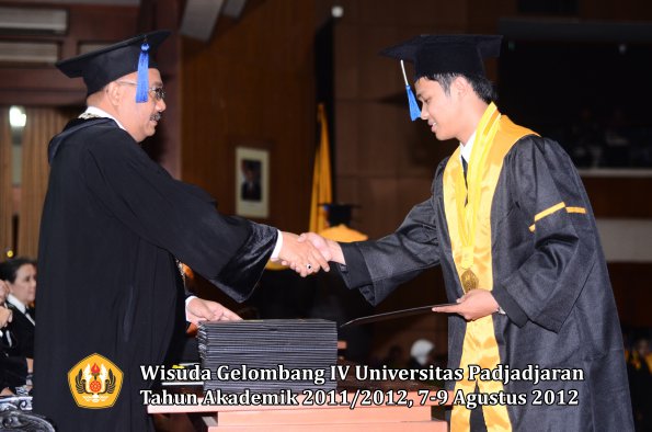 wisuda-unpad-gel-iv-2011_2012-fakultas-isip-oleh-dekan-163