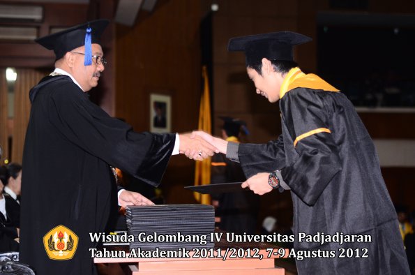 wisuda-unpad-gel-iv-2011_2012-fakultas-isip-oleh-dekan-164