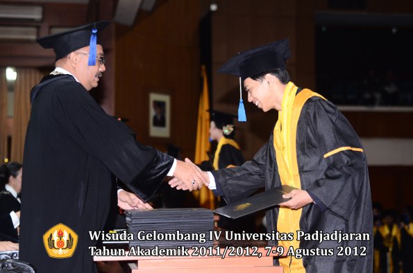 wisuda-unpad-gel-iv-2011_2012-fakultas-isip-oleh-dekan-169