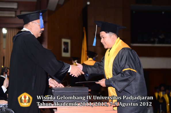 wisuda-unpad-gel-iv-2011_2012-fakultas-isip-oleh-dekan-170