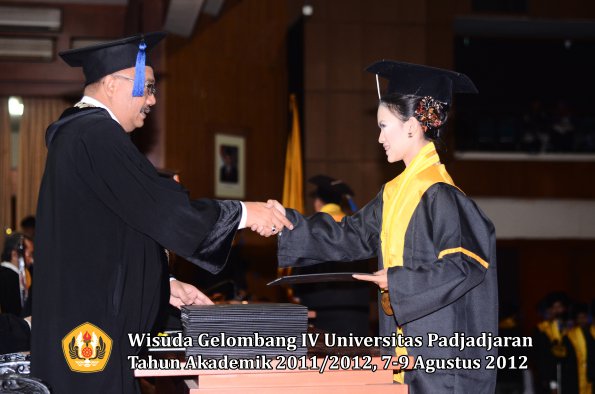 wisuda-unpad-gel-iv-2011_2012-fakultas-isip-oleh-dekan-171