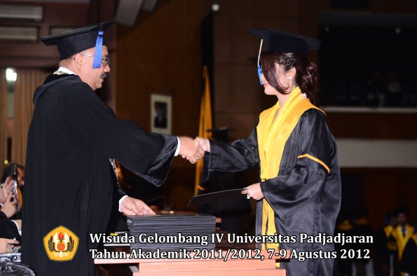 wisuda-unpad-gel-iv-2011_2012-fakultas-isip-oleh-dekan-172