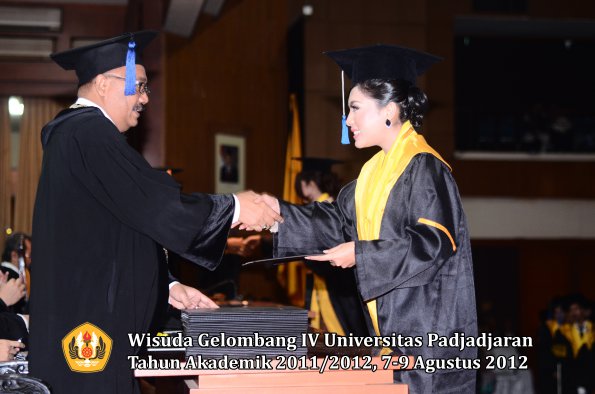 wisuda-unpad-gel-iv-2011_2012-fakultas-isip-oleh-dekan-173