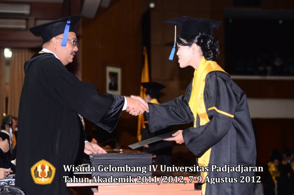 wisuda-unpad-gel-iv-2011_2012-fakultas-isip-oleh-dekan-174