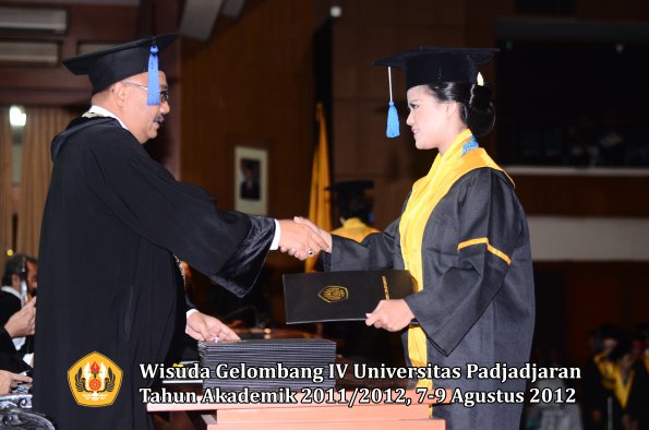 wisuda-unpad-gel-iv-2011_2012-fakultas-isip-oleh-dekan-175