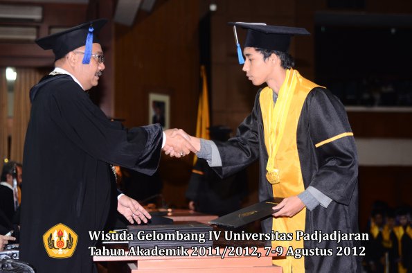 wisuda-unpad-gel-iv-2011_2012-fakultas-isip-oleh-dekan-183