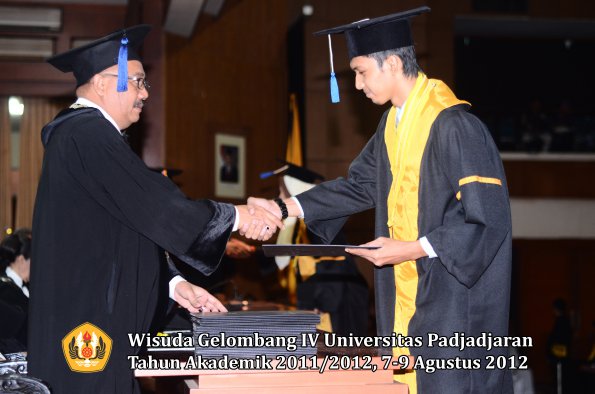 wisuda-unpad-gel-iv-2011_2012-fakultas-isip-oleh-dekan-209