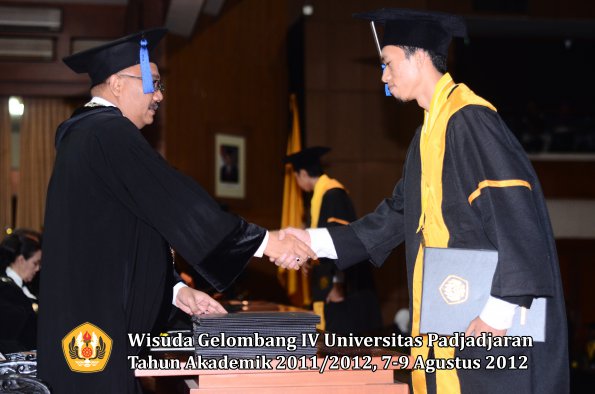 wisuda-unpad-gel-iv-2011_2012-fakultas-isip-oleh-dekan-210