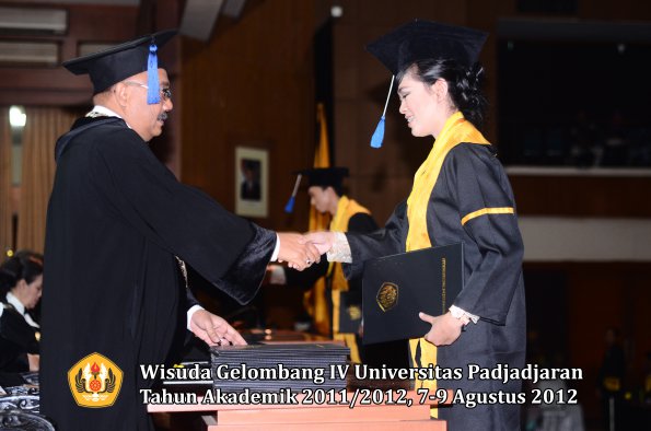 wisuda-unpad-gel-iv-2011_2012-fakultas-isip-oleh-dekan-211