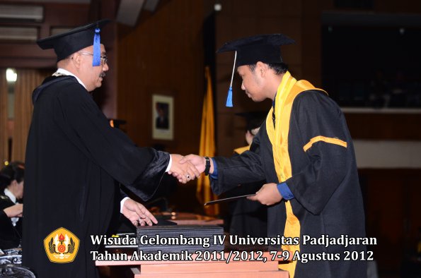 wisuda-unpad-gel-iv-2011_2012-fakultas-isip-oleh-dekan-214