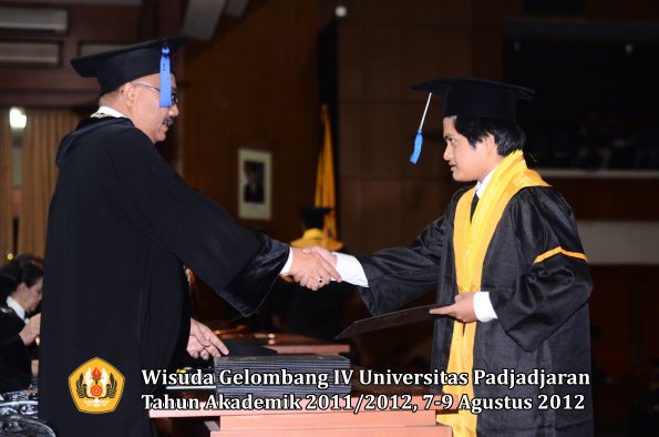 wisuda-unpad-gel-iv-2011_2012-fakultas-isip-oleh-dekan-215